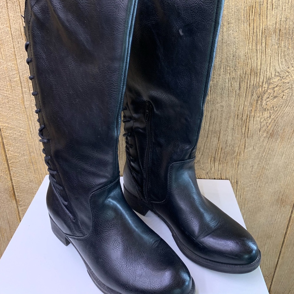 Adorable lace up back boots 👢 full calf